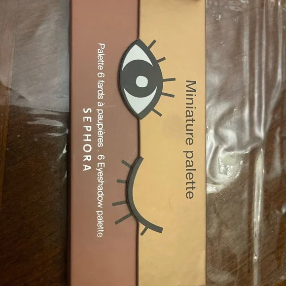 4 pieces  
2 brush sets  
2 eyeshadow palettes - Picture 5 of 7